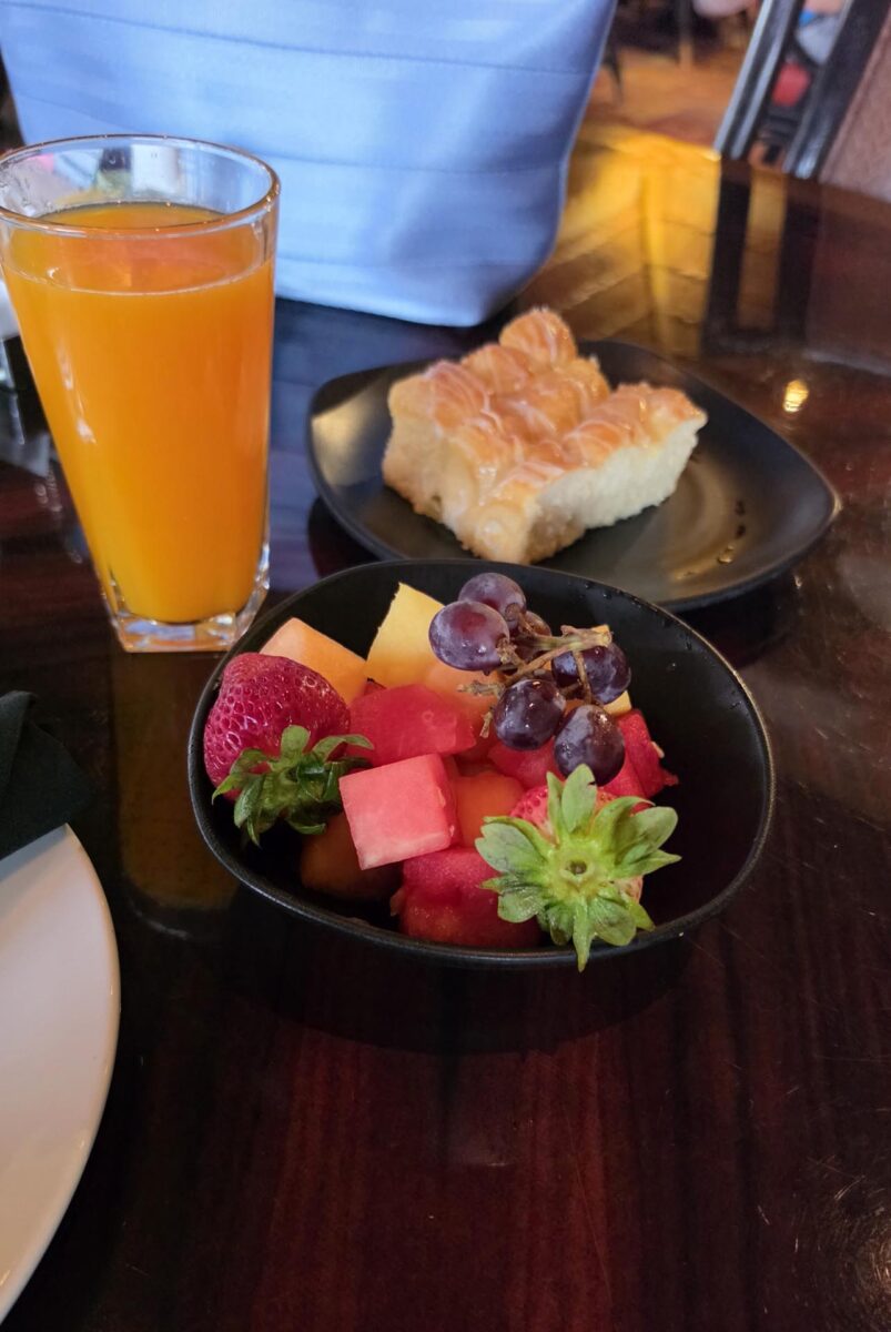 POG juice, fruit platter and pineapple-coconut bread at ‘Ohana restaurant