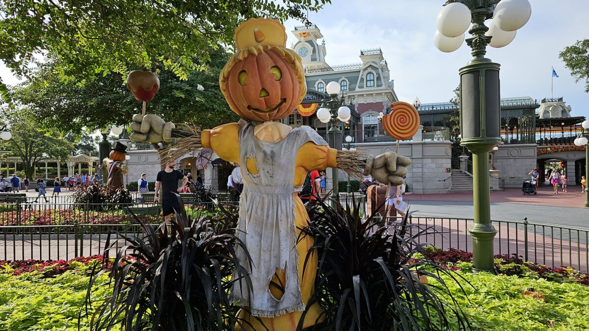 Jack o Lantern statue holding lolipops at Magic Kingdom