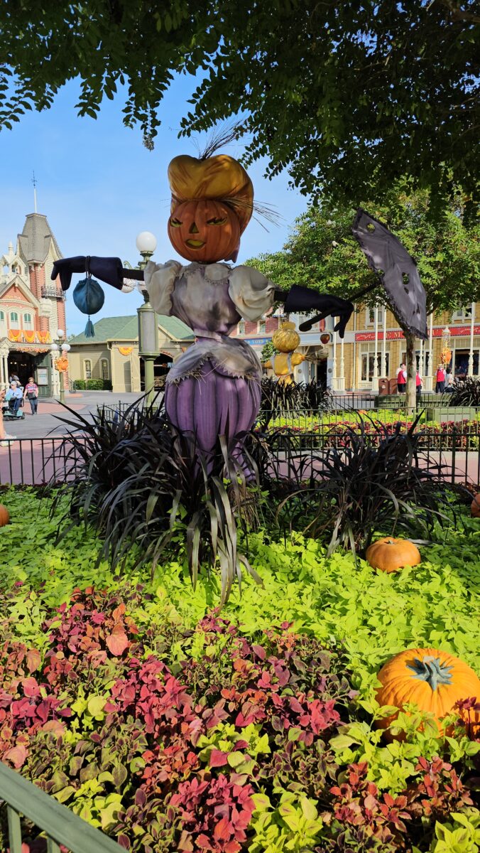 Jack o Lantern statue at Magic Kingdom