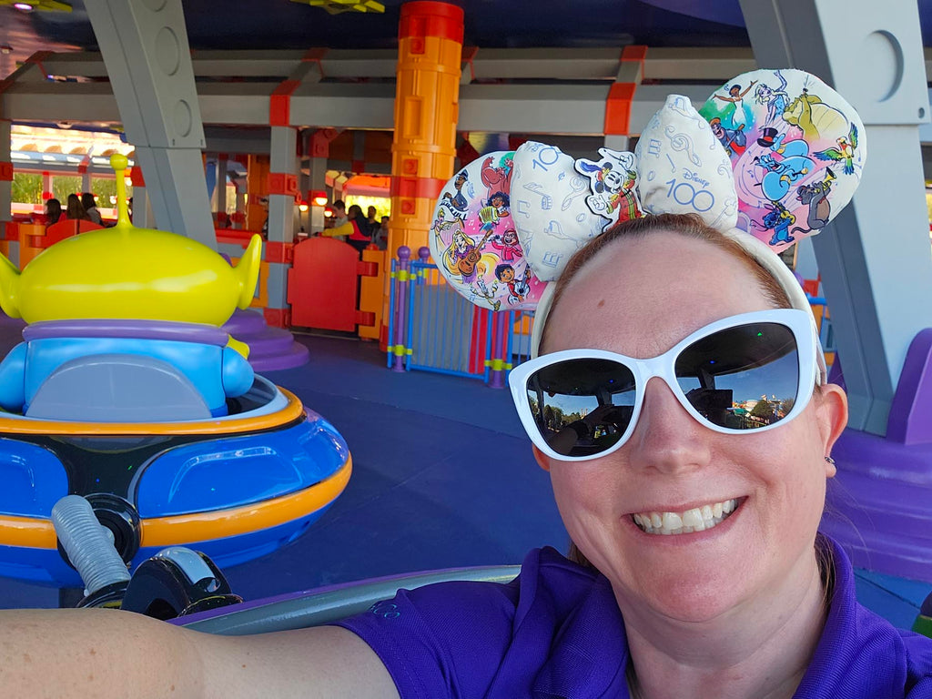 Kelly on Alien Swirling Saucers