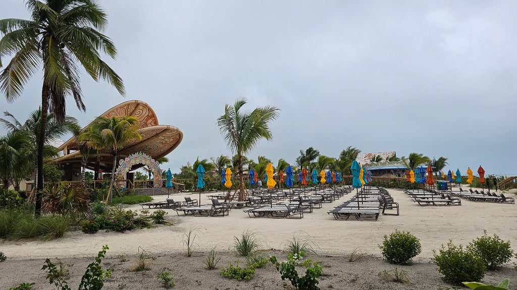 Loungers further inland on Lookout Cay at Lighthouse Point