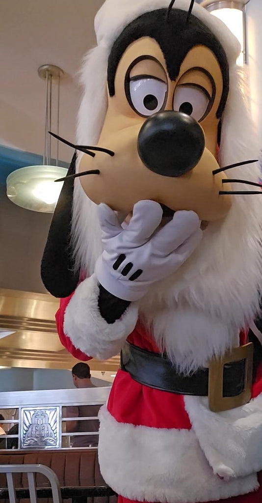Santa Goofy at Hollywood & Vine